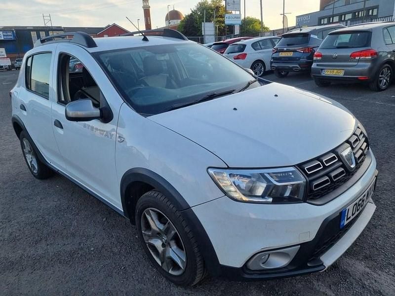 White Used 2017 Dacia Sandero Lauréate Hatchback | £2,995 (Fair price) - Image 1/4