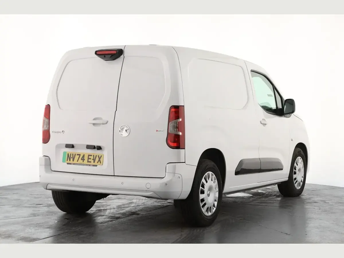 Used Vauxhall Combo 100 kW (136 HP) 2024 White MPV