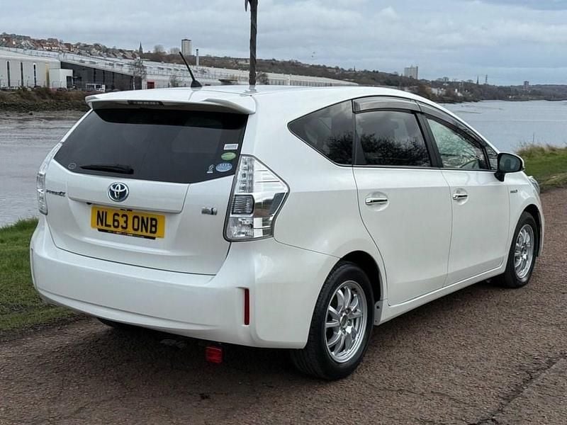 Used Toyota Prius 70 HP (51 kW) 2013 White Hatchback