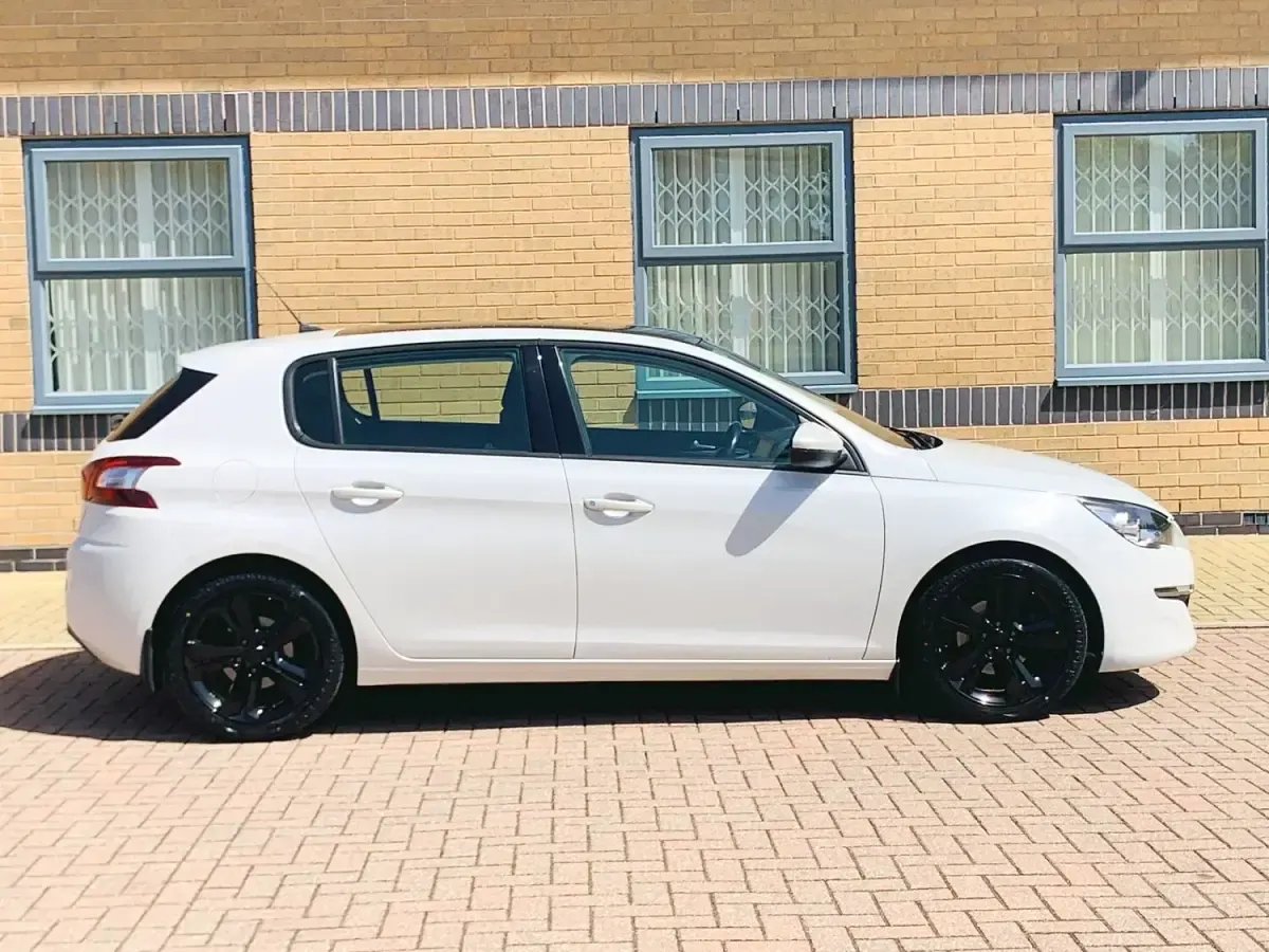 Used Peugeot 308 Active 115 HP (84 kW) 2013 White Hatchback