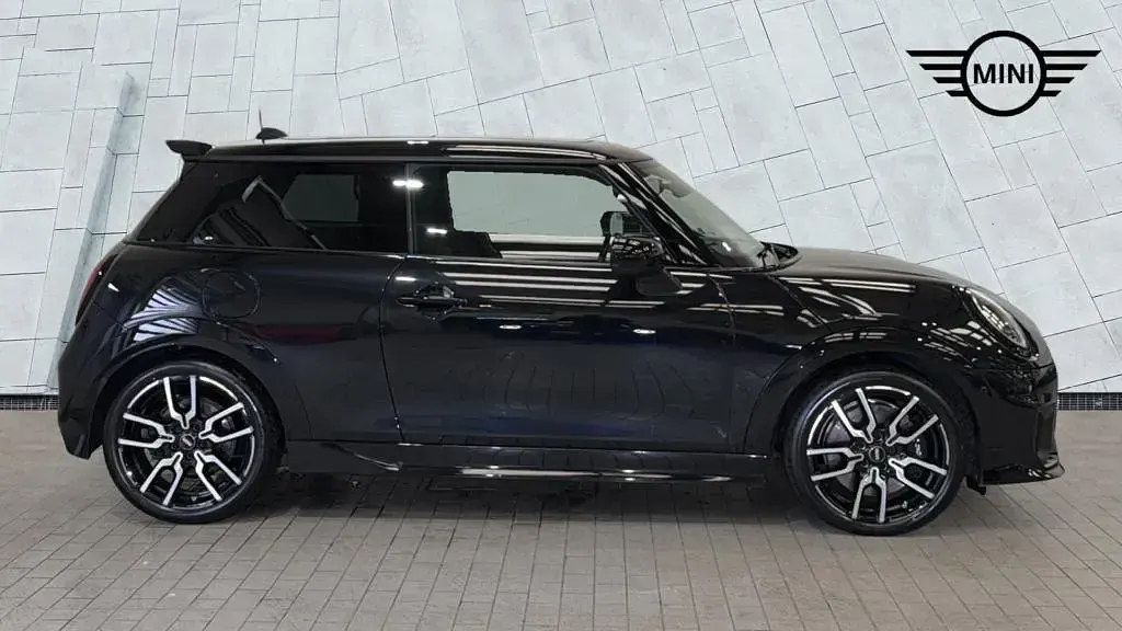 Used Mini Cooper Hatch 113 kW (154 HP) 2025 Black Hatchback
