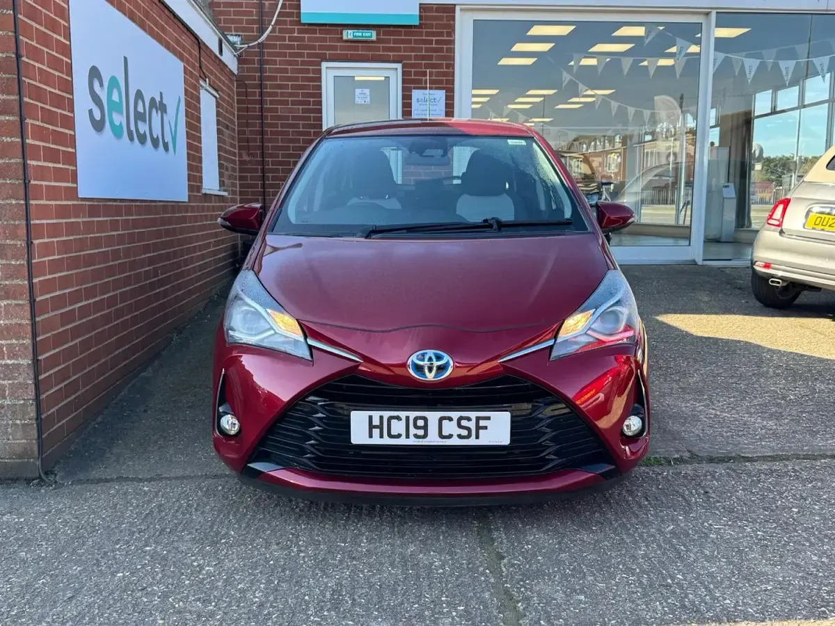 Used Toyota Yaris Hybrid 100 HP (73 kW) 2019 Red Hatchback