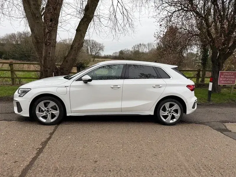 Begagnad Audi A3 e-tron S-Line 2021 Vit Halvkombi