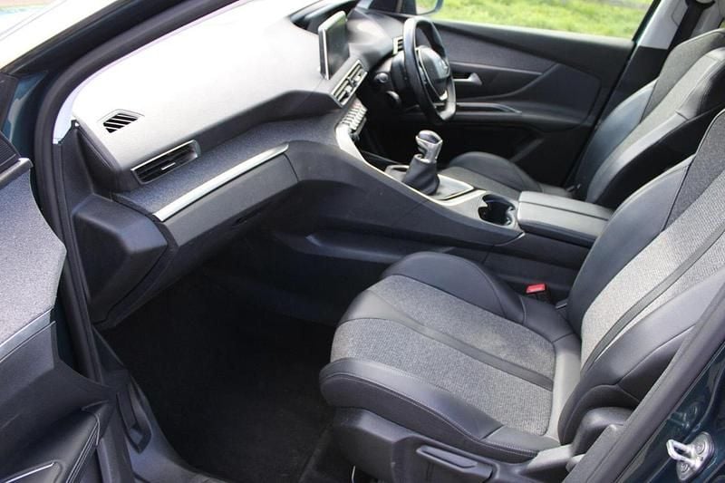 Used Peugeot 5008 Allure 129 HP (94 kW) 2019 Green SUV