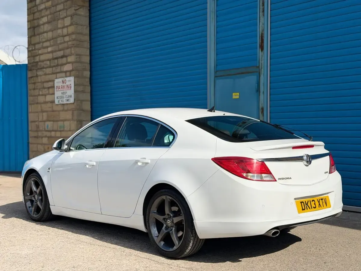 Used Vauxhall Insignia SRi 160 HP (117 kW) 2013 White Hatchback