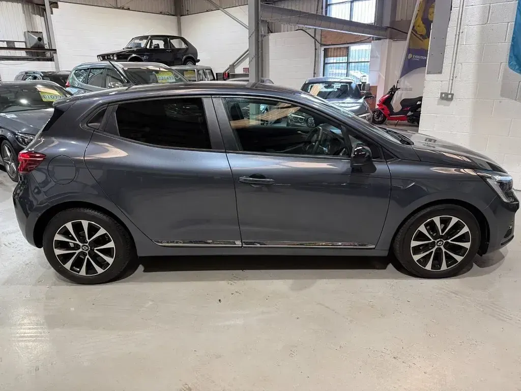 Used Renault Clio Iconic 100 HP (73 kW) 2021 Grey Hatchback