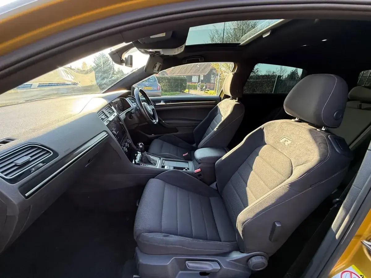 Używany VW Golf VII R 300 KM (220 kW) 2019 Żółty Hatchback