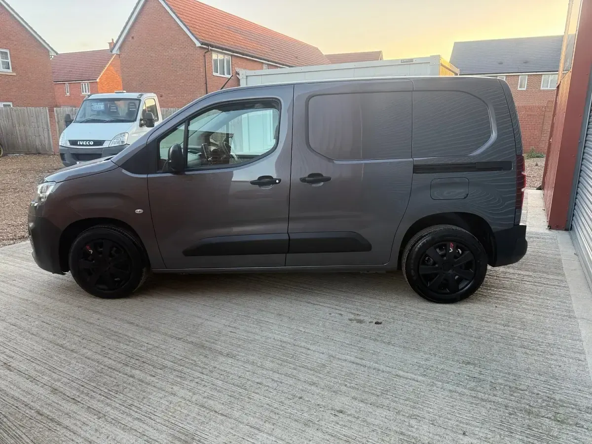 Used Citroën Berlingo Start 100 HP (73 kW) 2019 Grey MPV