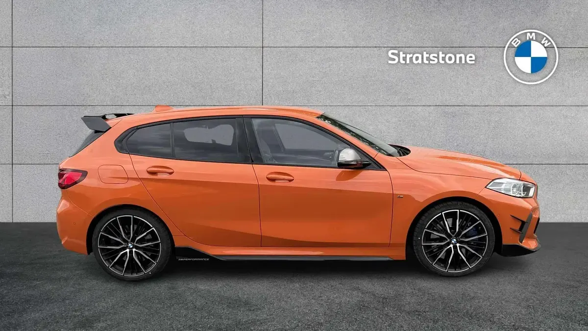 Begagnad BMW M135 Shadowline 302 HK (222 kW) 2022 Orange Halvkombi