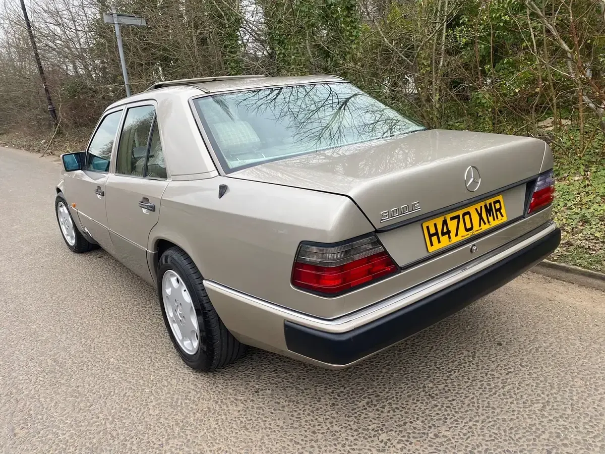 Used Mercedes E300 1990 Silver Sedan