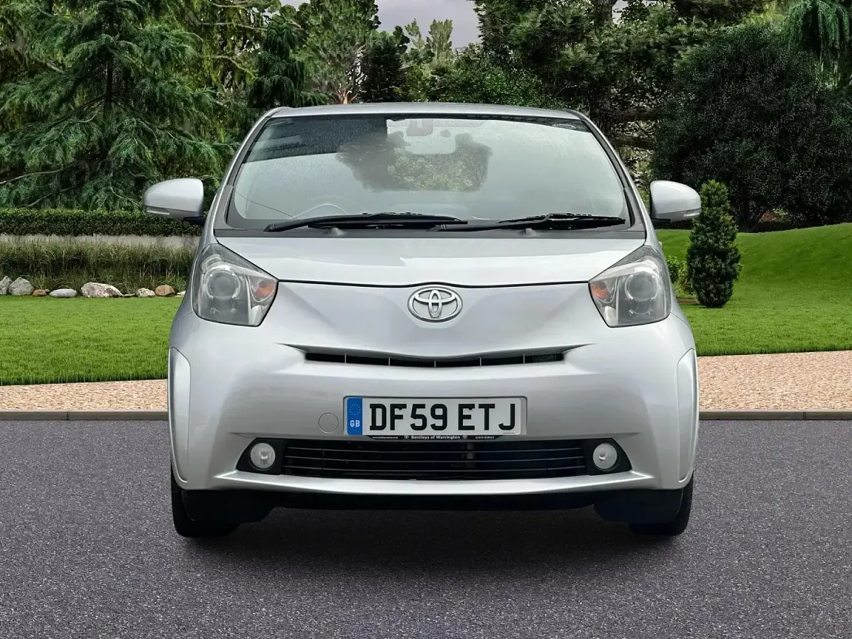 Used Toyota iQ 68 HP (50 kW) 2010 Silver Hatchback