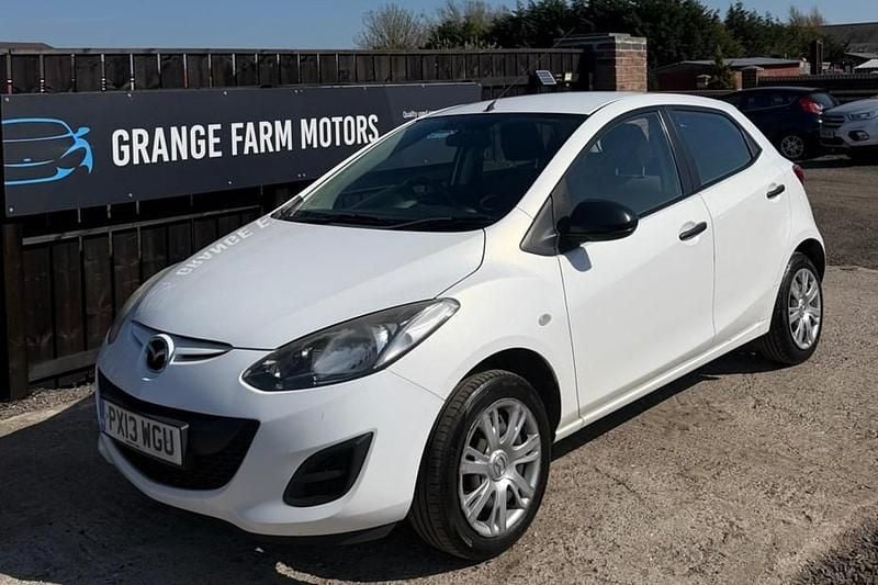 Used Mazda 2 2013 White Hatchback
