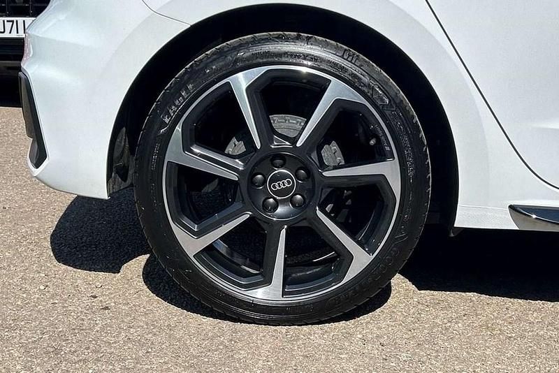 Used Audi A1 Black Edition 94 HP (69 kW) 2022 White SUV