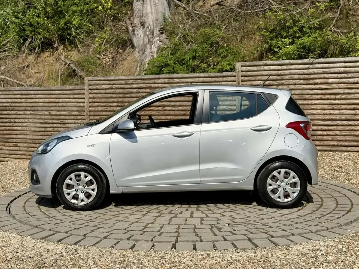 Used Hyundai i10 SE 87 HP (63 kW) 2014 Silver Hatchback
