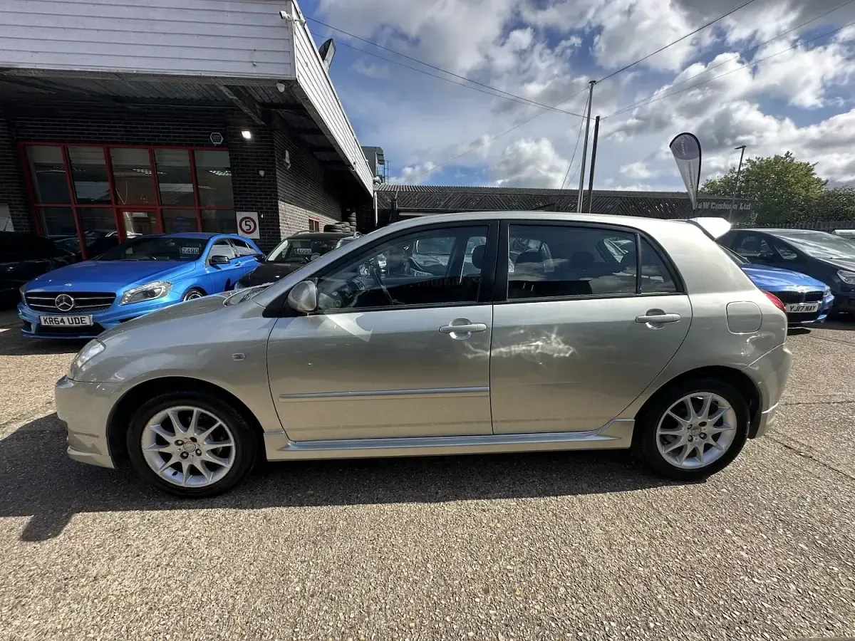 Used Toyota Corolla SR 110 HP (80 kW) 2006 Silver Hatchback