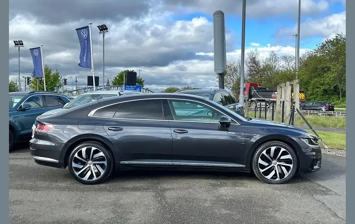 Begagnad VW Arteon R-line 150 HK (110 kW) 2019 Grå Halvkombi