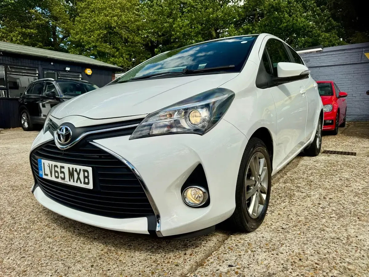 Used Toyota Yaris 99 HP (72 kW) 2015 White Hatchback