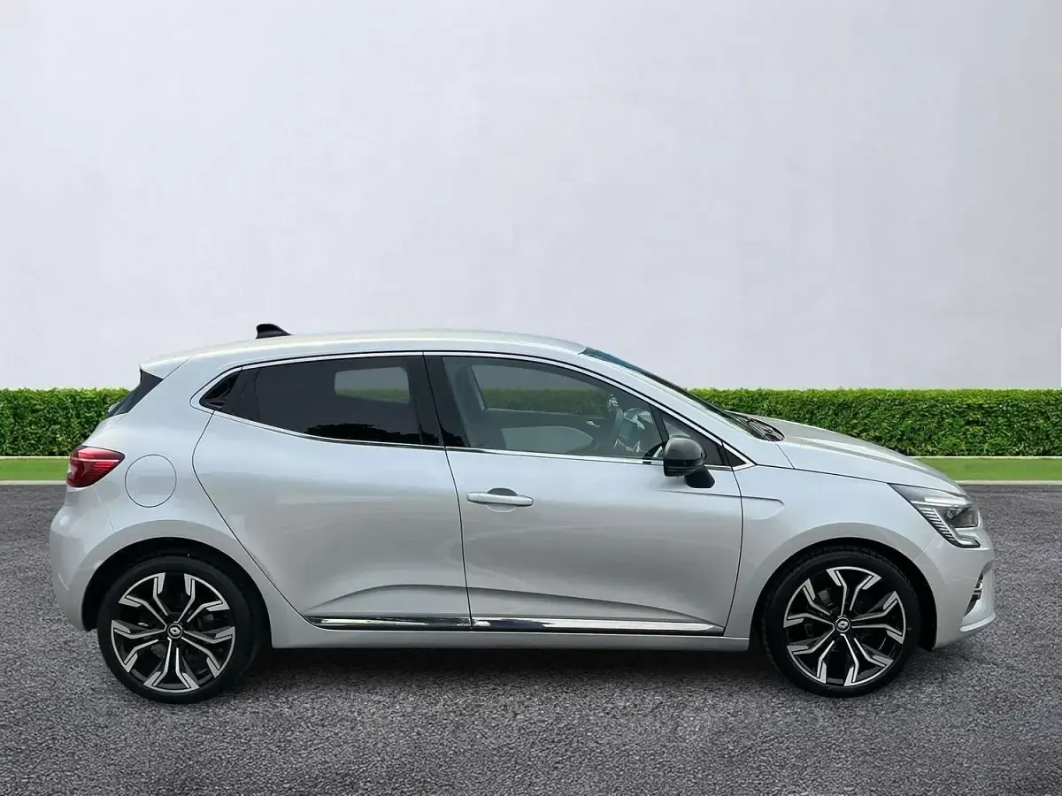 Used Renault Clio Techno 90 HP (66 kW) 2022 Silver  Hatchback