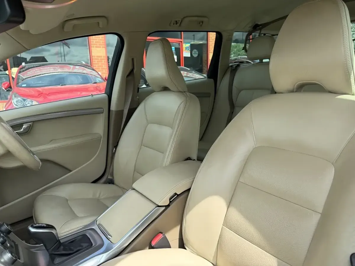 Used Volvo XC70 SE Lux 181 HP (133 kW) 2014 Gold Estate