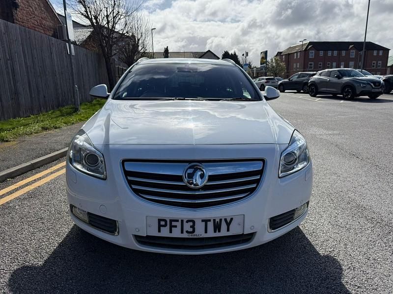 Used Vauxhall Insignia Elite 160 HP (117 kW) 2013 White Estate
