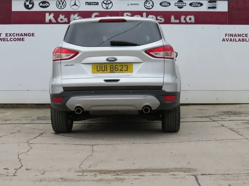 Usado Ford Kuga Zetec 163 CV (119 kW) 2014 Plateado SUV