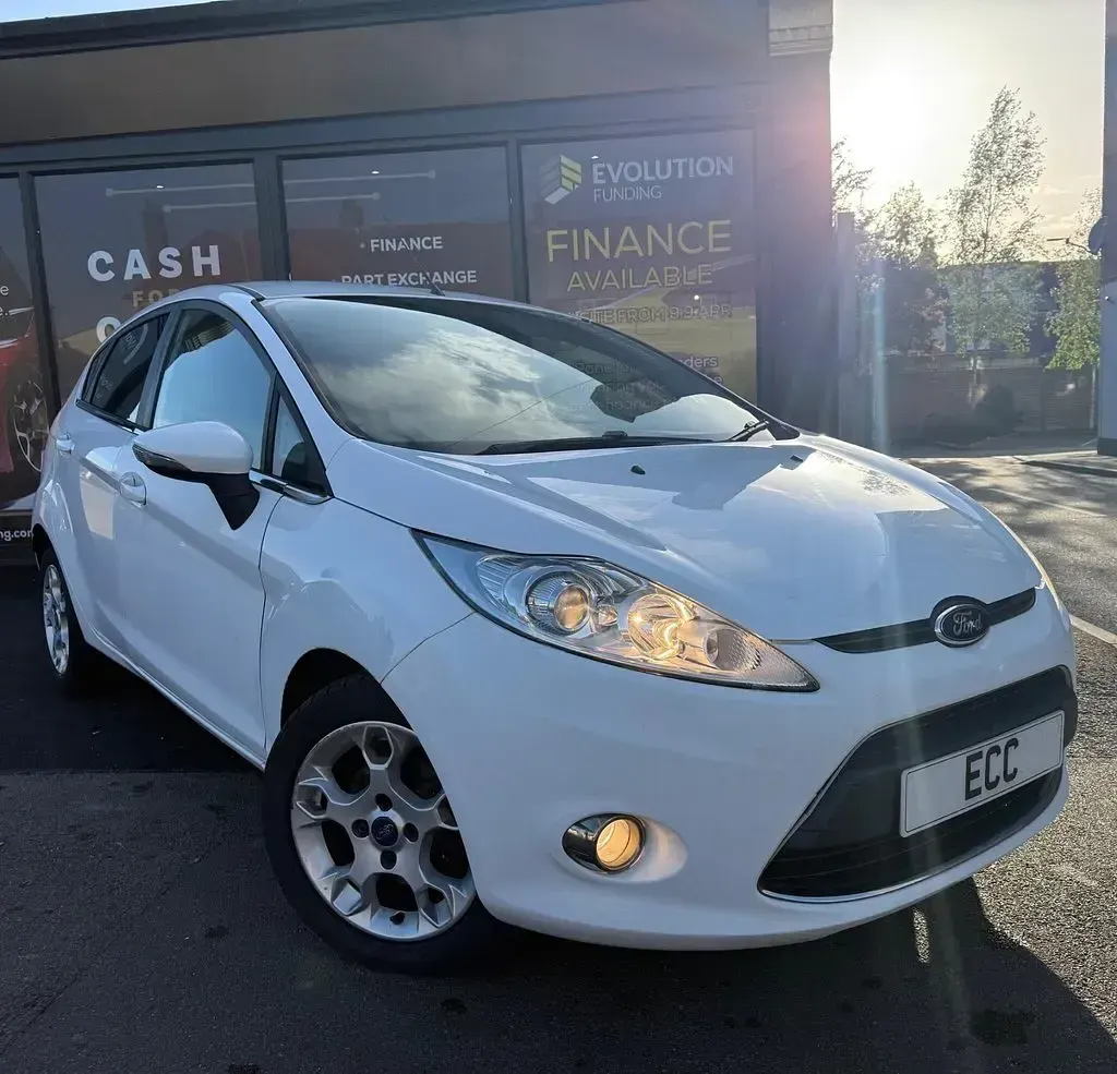 Used Ford Fiesta Zetec 82 HP (60 kW) 2012 White Hatchback