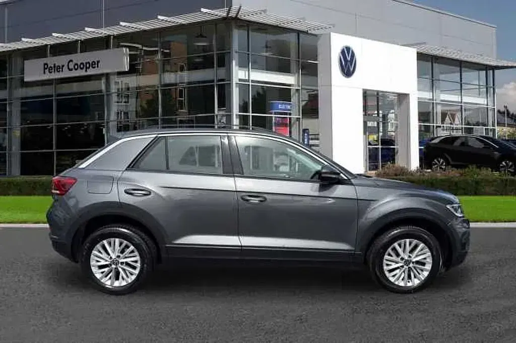 Usado VW T-Roc Life 150 HP (110 kW) 2023 Cinzento SUV