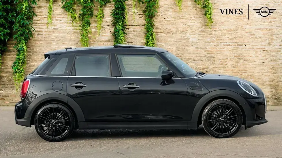 Usado Mini Cooper Exclusive 134 HP (98 kW) 2022 Preto Citadino