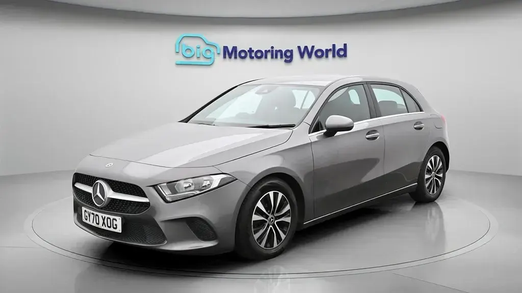 Usado Mercedes A180 SE 116 HP (85 kW) 2020 Cinzento Citadino