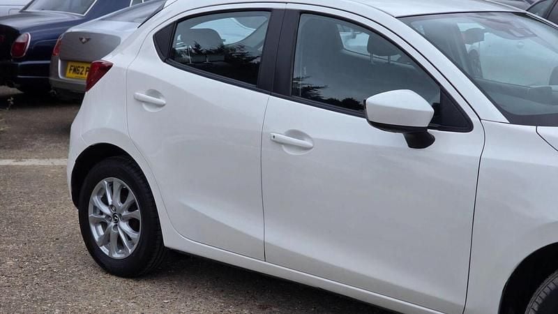 Used Mazda 2 90 HP (66 kW) 2016 White Hatchback