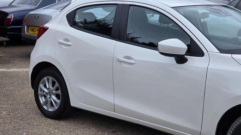 Used Mazda 2 90 HP (66 kW) 2016 White Hatchback