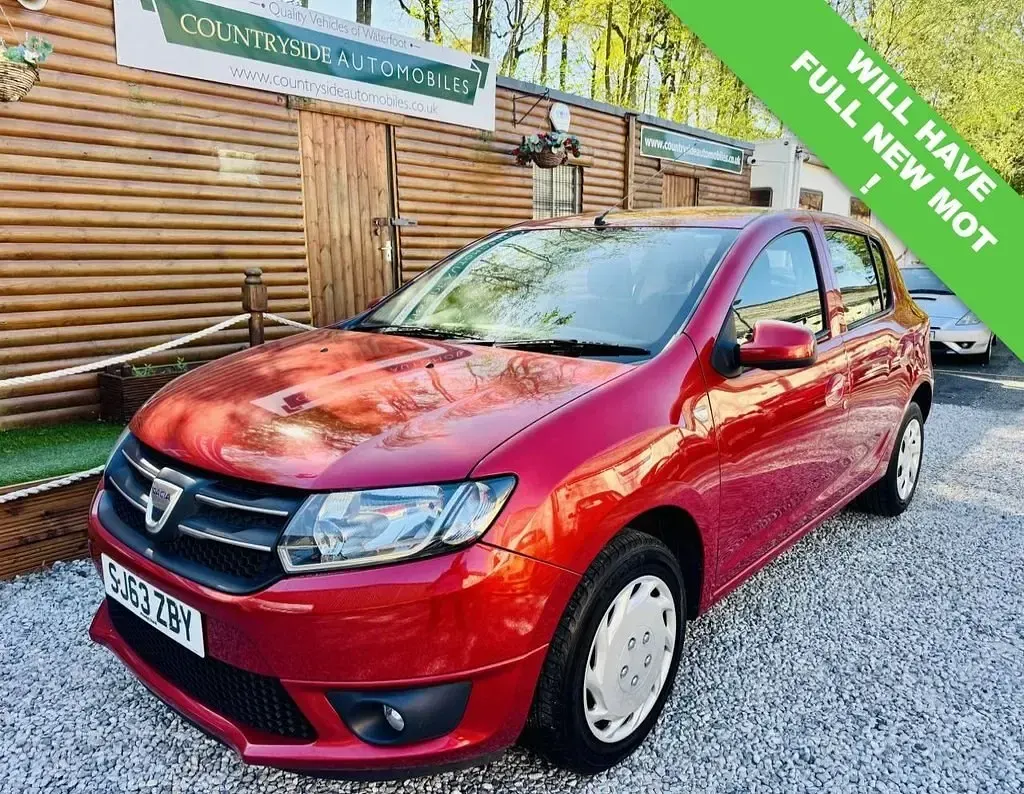 Usado Dacia Sandero Lauréate 75 CV (55 kW) 2013 Rojo Utilitario