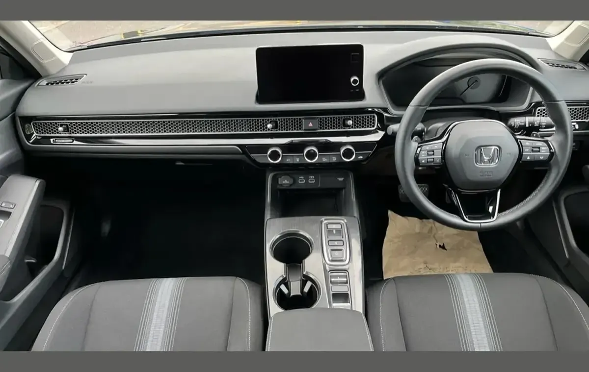 Käytetty Honda Civic Elegance 143 HP (105 kW) 2025 Musta Viistoperä