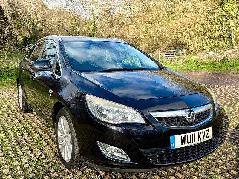 Used Vauxhall Astra 123 HP (90 kW) 2011 Black Estate