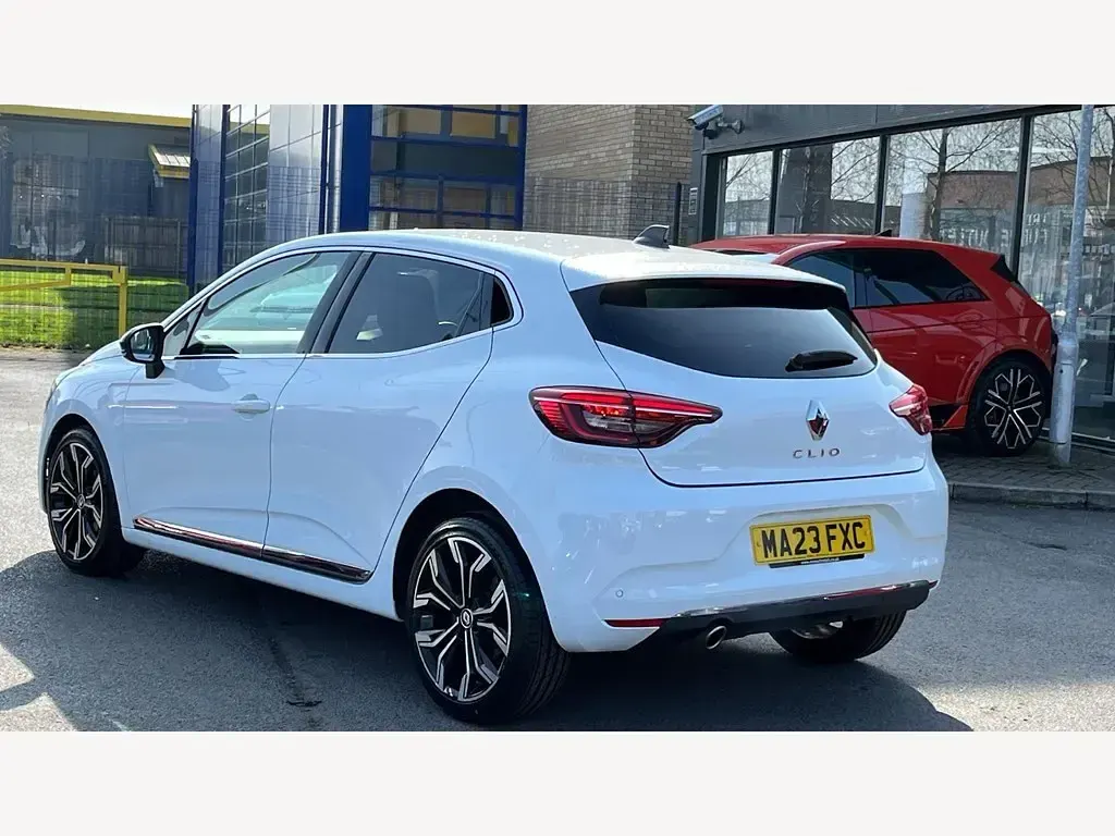 Used Renault Clio V Techno 90 HP (66 kW) 2023 White Hatchback