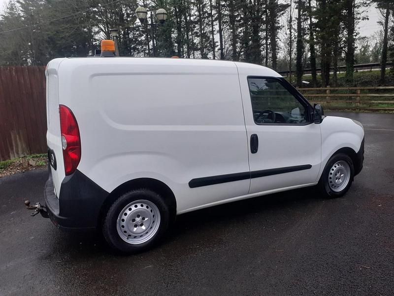 Used Vauxhall Combo 95 HP (69 kW) 2018 White MPV
