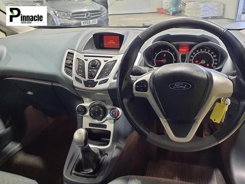 Used Ford Fiesta Zetec 81 HP (59 kW) 2010 White Hatchback