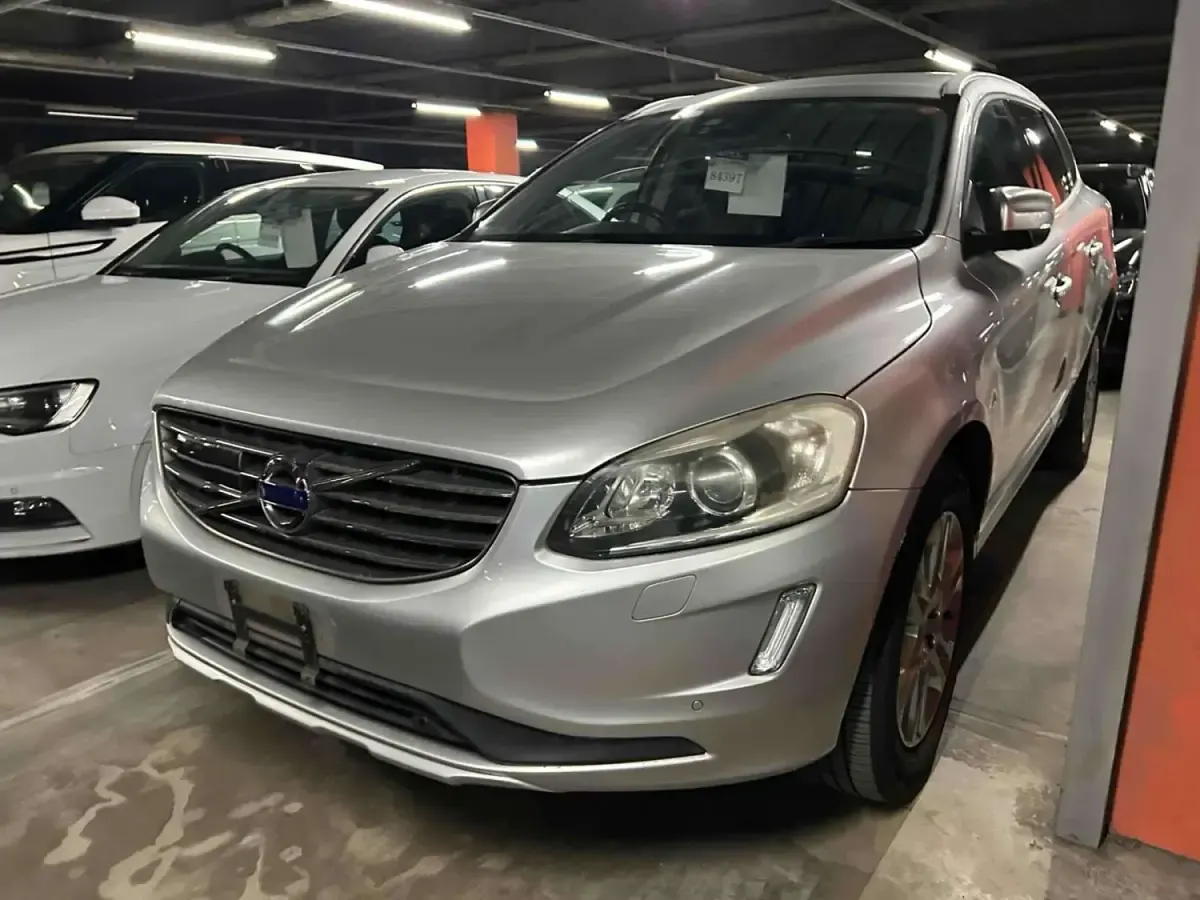 Używany Volvo XC60 SE 2014 Srebrny SUV