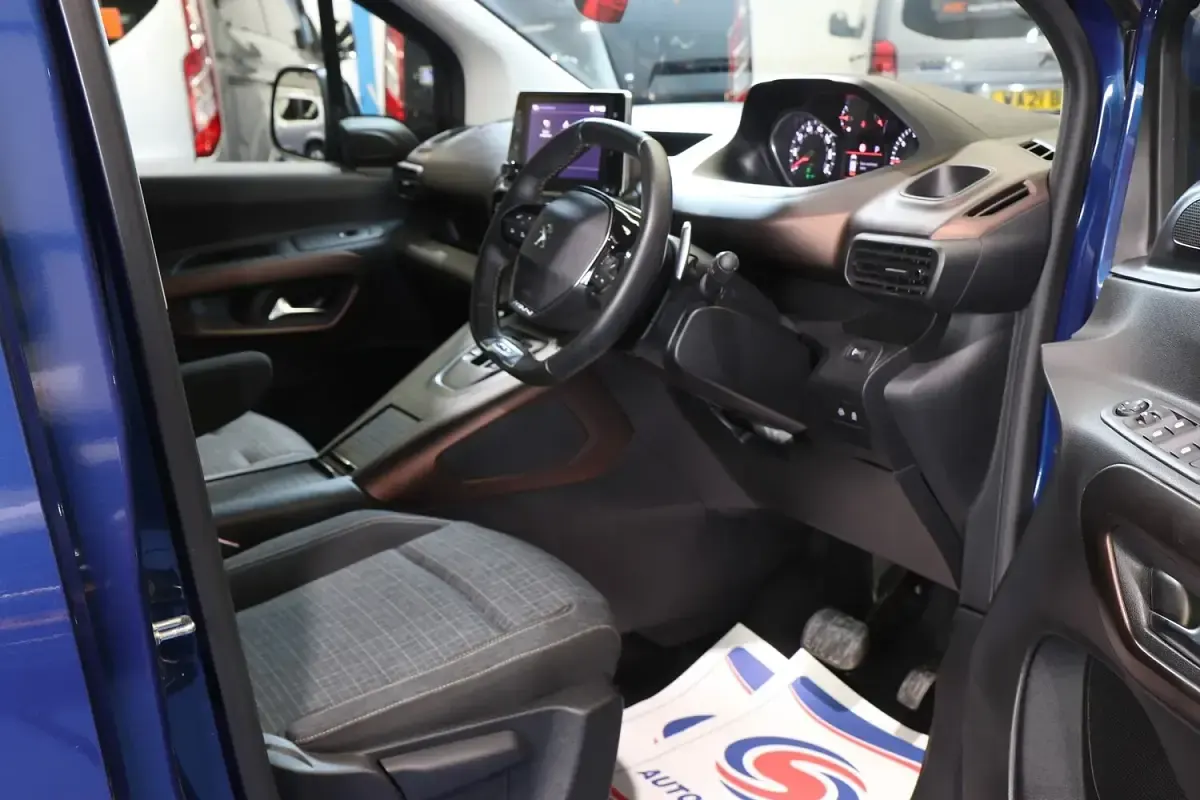 Used Peugeot Rifter Allure 131 HP (96 kW) 2024 Blue MPV