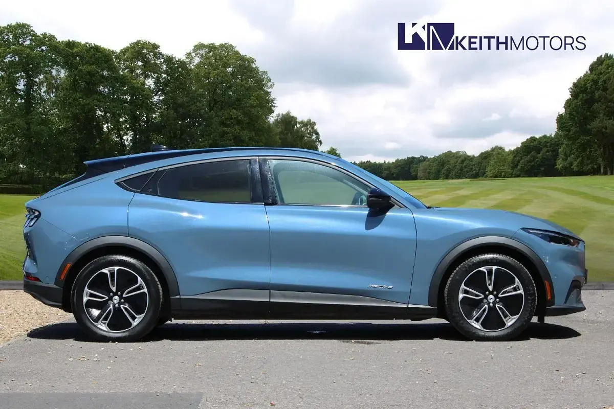 Used Ford Mustang Select 269 HP (197 kW) 2024 Blue Hatchback