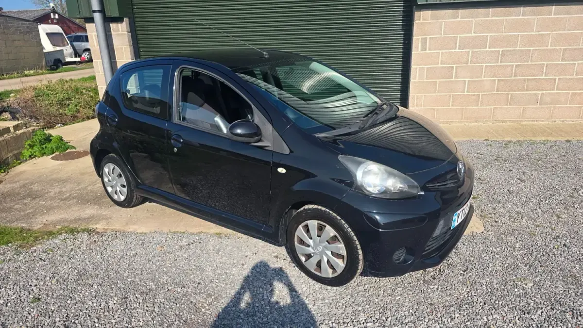 Usado Toyota Aygo 68 CV (50 kW) 2012 Negro Utilitario