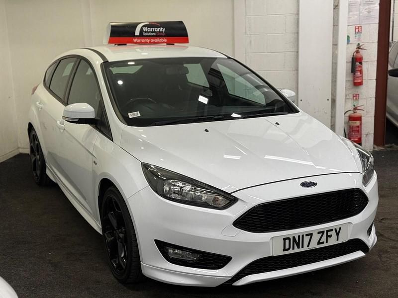 Used Ford Focus ST-Line 125 HP (91 kW) 2017 White Hatchback