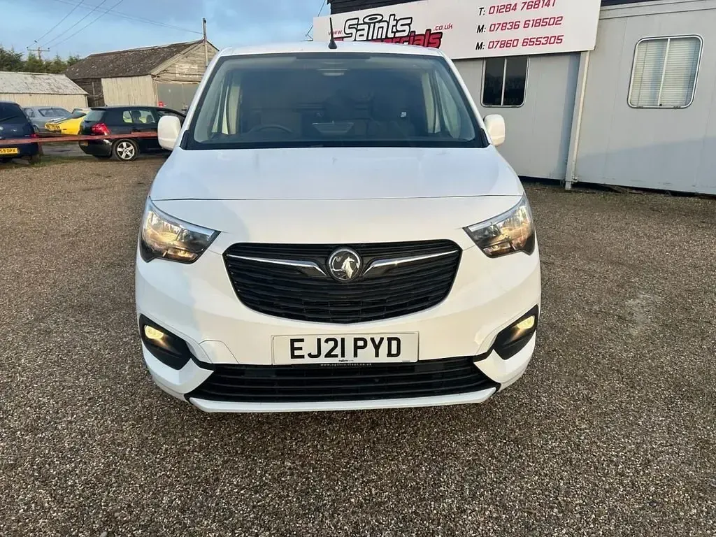 Usado Vauxhall Combo Sportive 100 HP (73 kW) 2021 Branco Monovolume