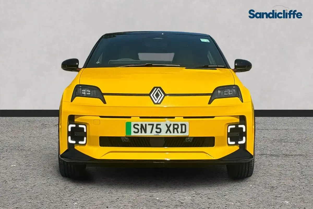 Used Renault R5 Iconic 89 kW (122 HP) 2025 Yellow/black Hatchback