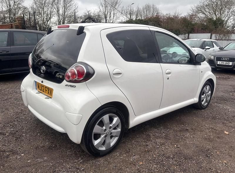 Begagnad Toyota Aygo 68 HK (50 kW) 2012 Vit Halvkombi