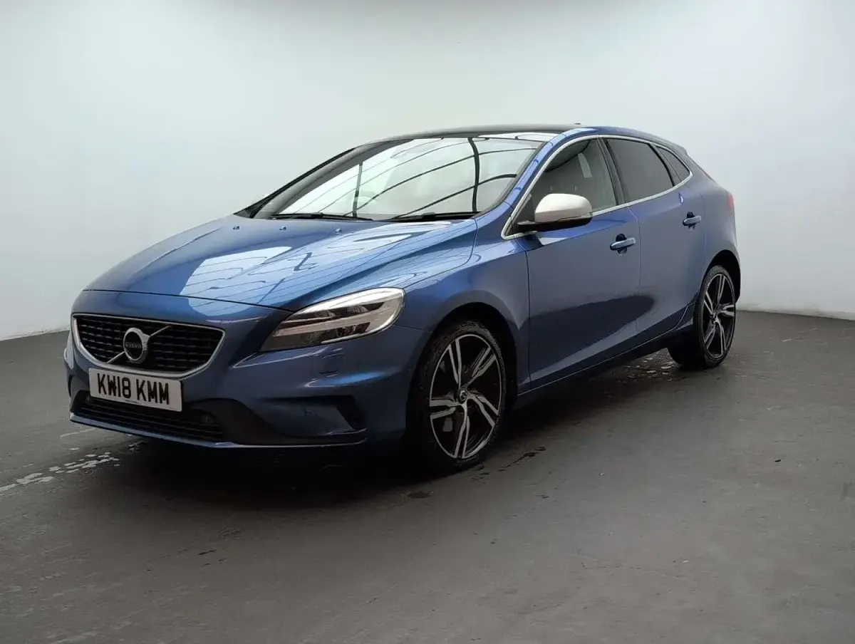 Used Volvo V40 R-Design Pro 122 HP (89 kW) 2018 Blue Hatchback