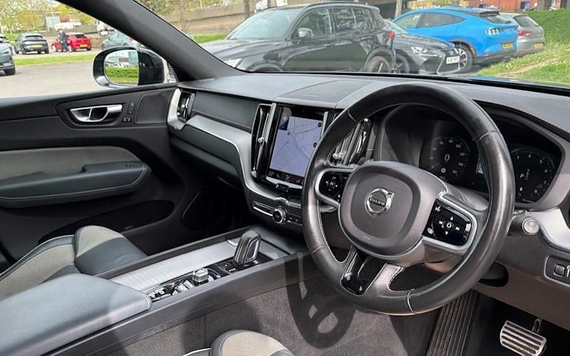 Used Volvo XC60 R-Design Pro 250 HP (183 kW) 2021 SUV