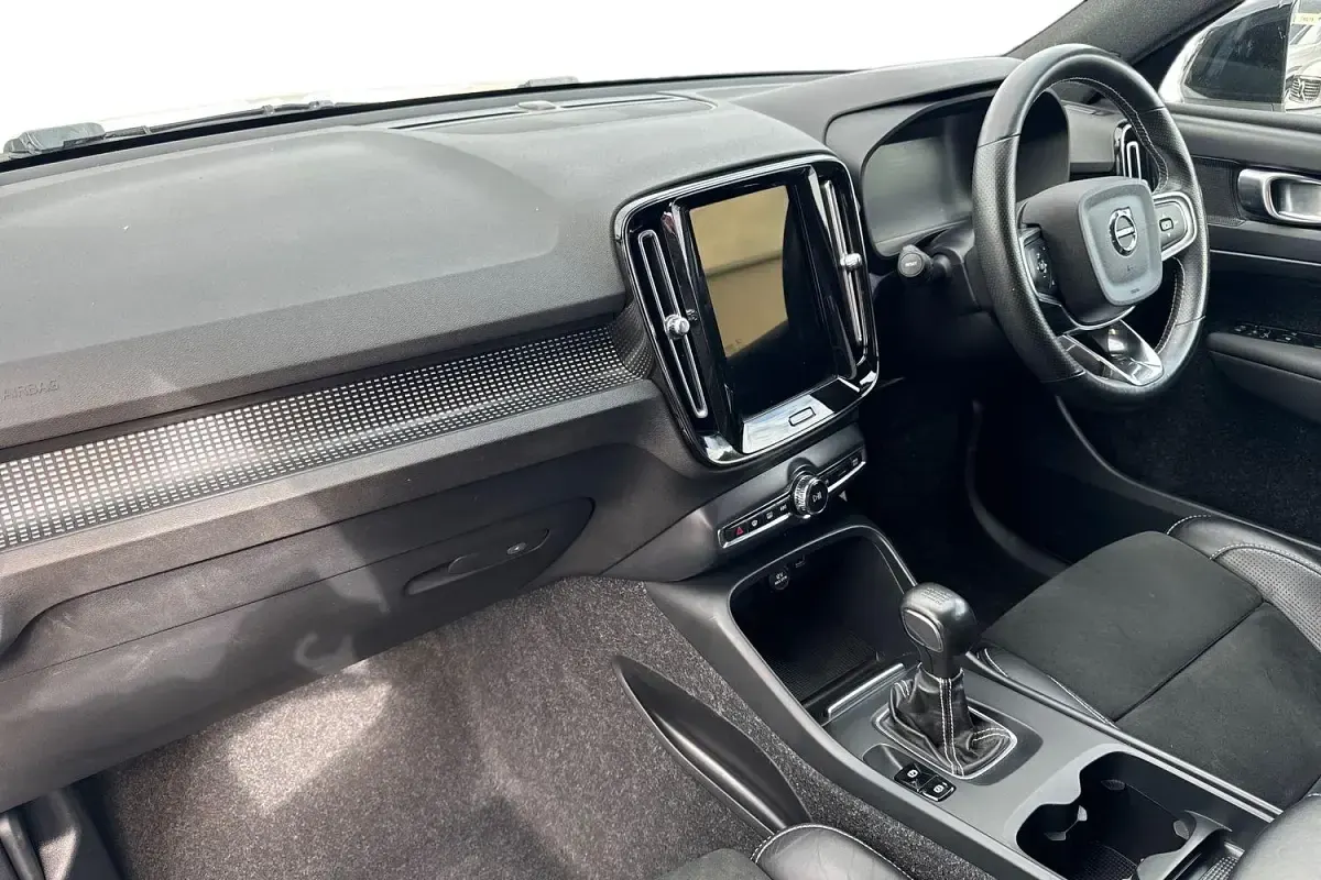 Used Volvo XC40 R-Design 163 HP (119 kW) 2020 Crystal white SUV