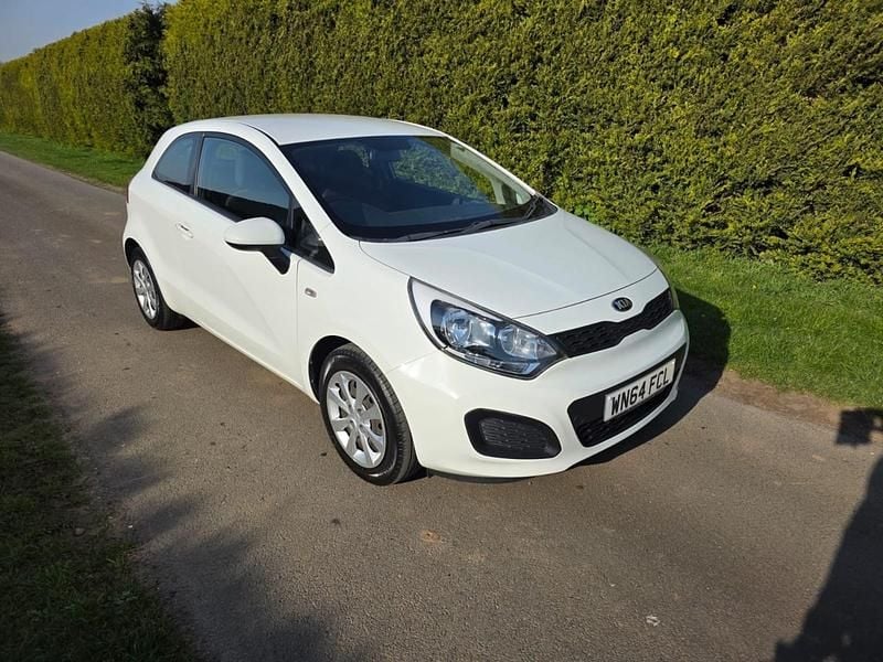 Begagnad Kia Rio 2015 Vit Halvkombi