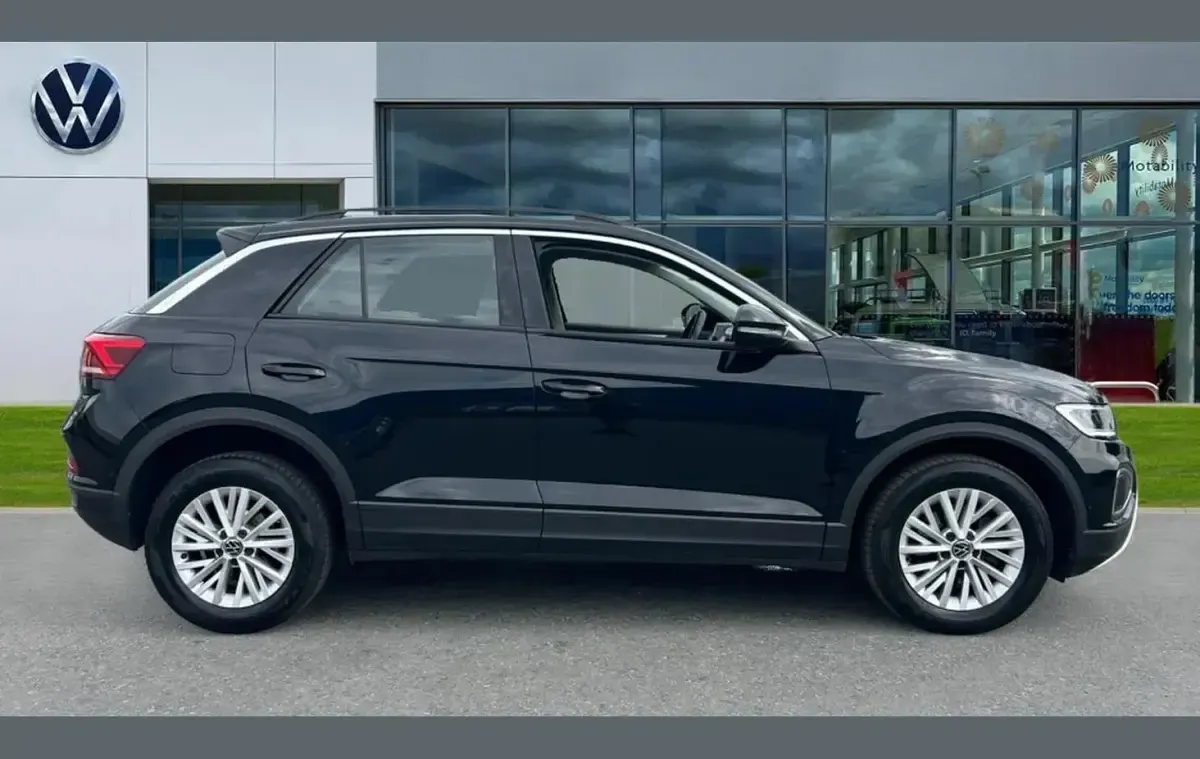 Used VW T-Roc Life 110 HP (80 kW) 2023 Black SUV